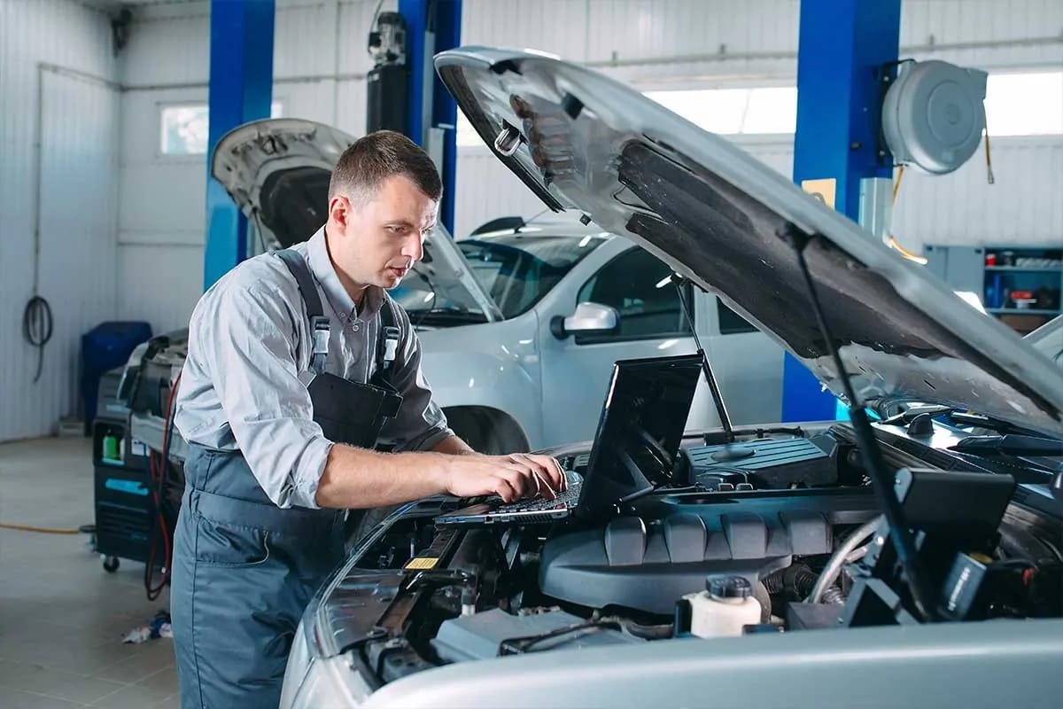 Diagnoză Auto Brașov cu Tester Profesional și Echipamente OEM