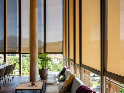 Lamellendach als moderner Wetterschutz – ADA-Wintergarten erklaert Vorteile