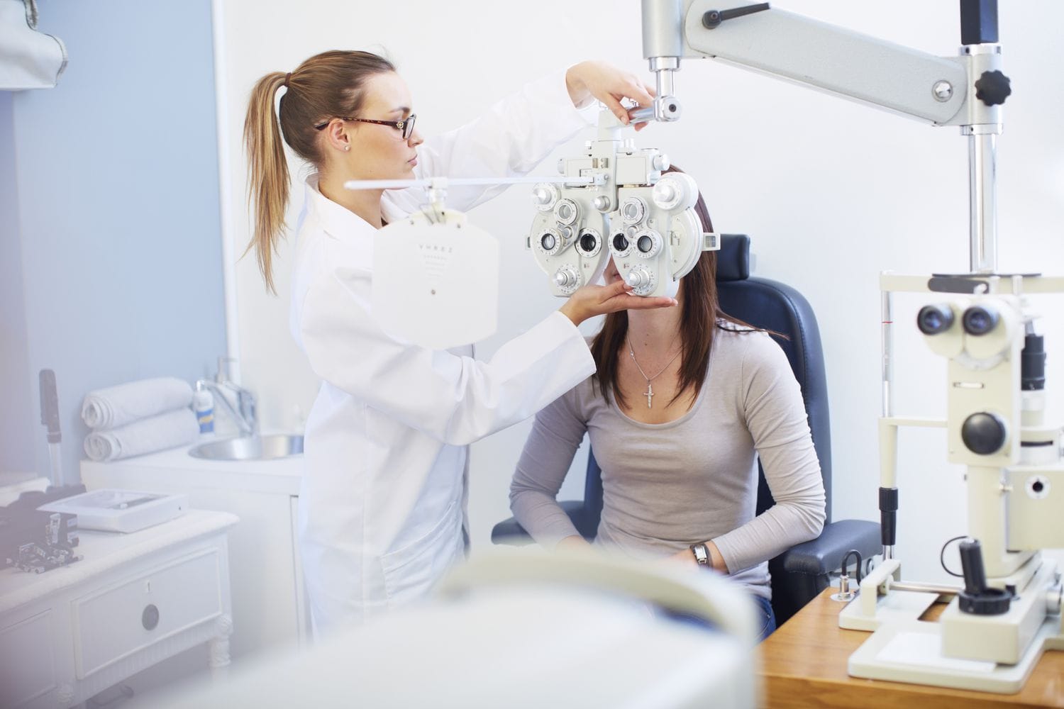 Experienced Eye Doctor Providing Comprehensive Eye Examinations