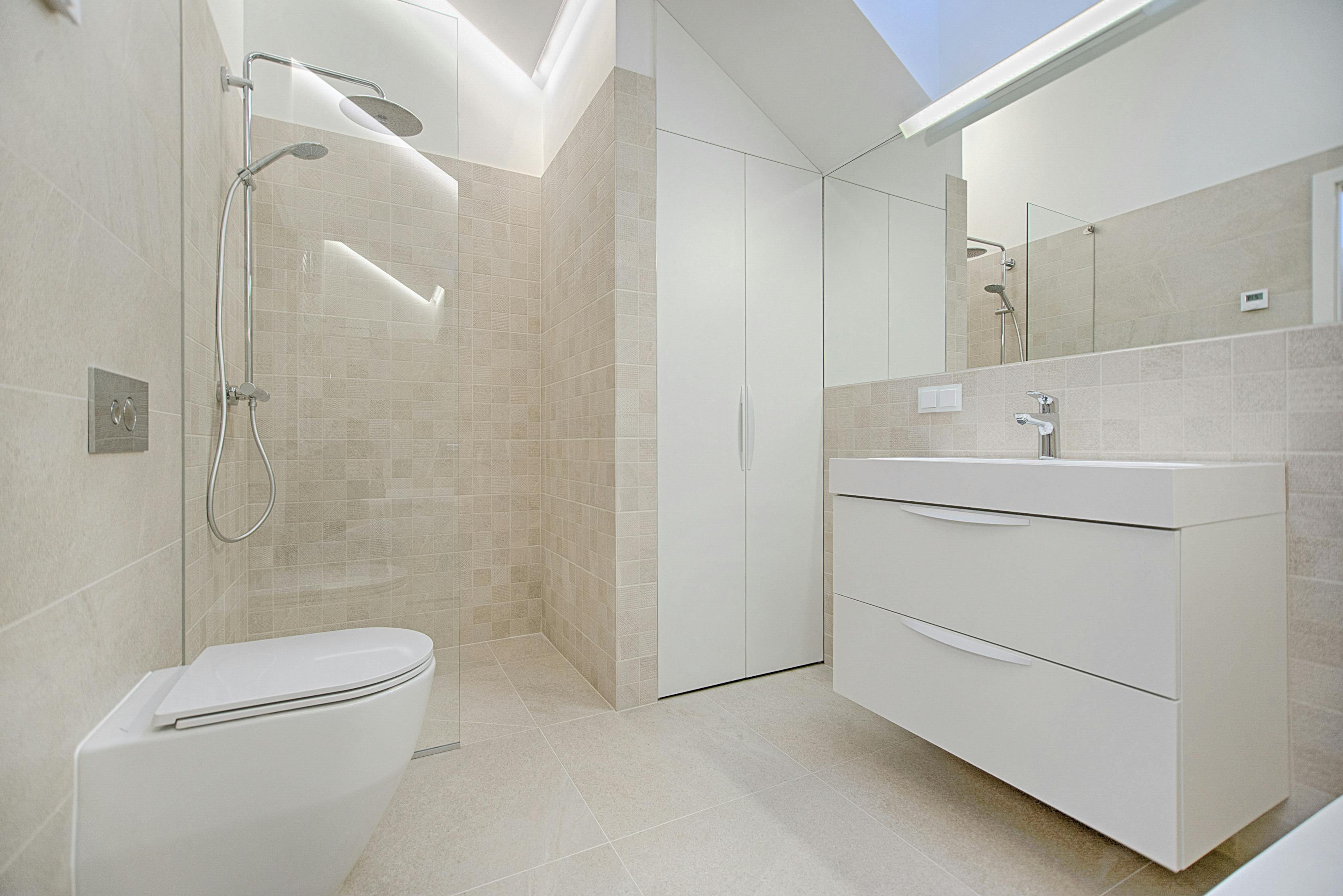 Wall-Mounted Elegant Bathroom Mirror with LED Illumination