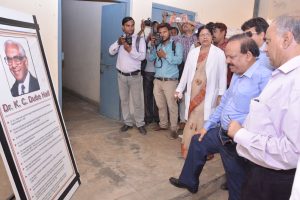 Harsh_Vardhan_standing_before_a_picture_of_Prof._Dube,_a_pioneer_in_psychiatric_medicine_and_former_director_of_Agra's_Institute_of_Mental_Health_and_Hospital_at_Institute_of_Mental_Health_and_Hospital