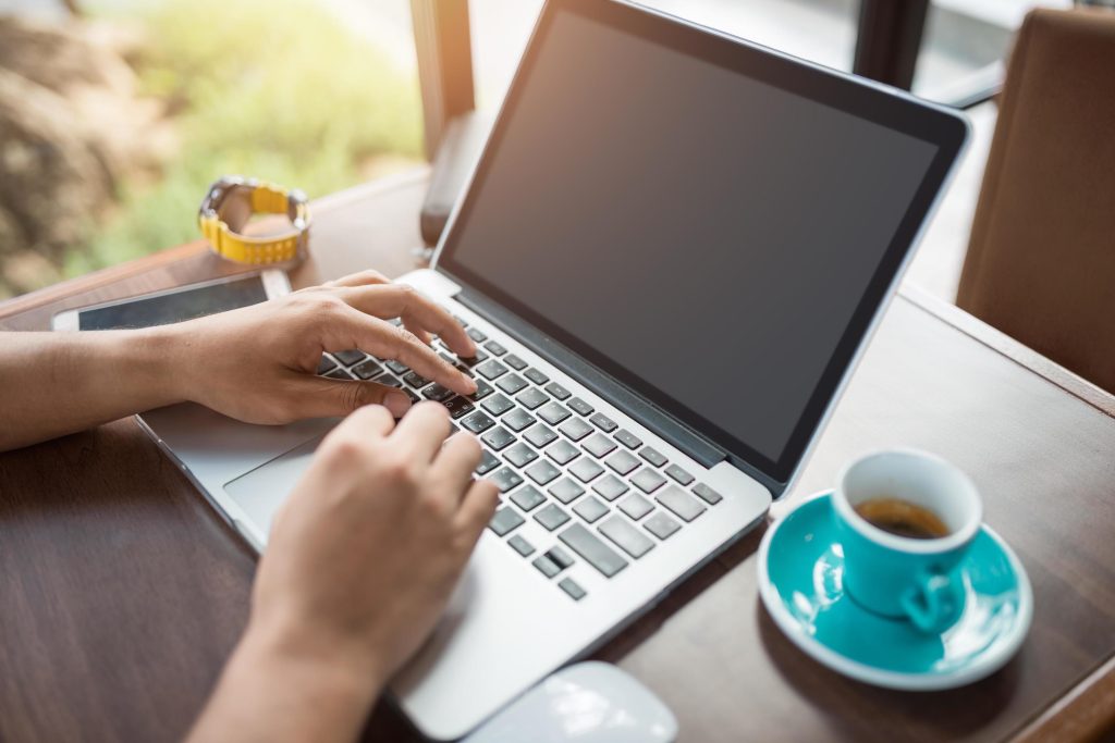 close-up-man-use-laptop-computer-free-photo