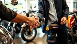 Motorrad Verkaufen Ankauf: Person übergibt Schlüssel beim Motorradverkauf in einem hellen Showroom.