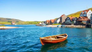 Bezoek https://mooidenemarken.nl voor een prachtige foto van een Deense kustlandschap met een klassiek bootje.